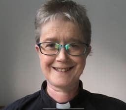 Lindsay Meader headshot in dog collar